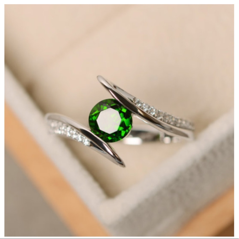 🍀Elegant Emerald Green Ring